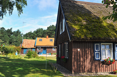 古老的旧木屋 红色 位于欧洲国家立陶宛 位于 Nida 温泉小镇 位于上旅行农村窗户农场旅游历史房子博物馆风景冒险图片