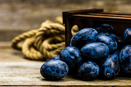 在木箱里用生锈的成份 提取出蓝色的李子食物甜点健康饮食水果箱子蓝梅背景紫色收成营养图片