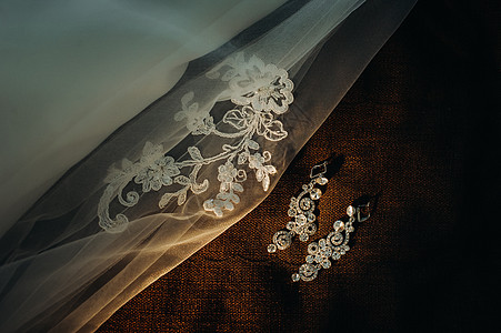 新娘的入场券 面纱上的耳环 白色婚前耳环 文字和广告的空间鲜花婚姻配件珠宝礼物女性婚礼纪念日配饰玫瑰图片