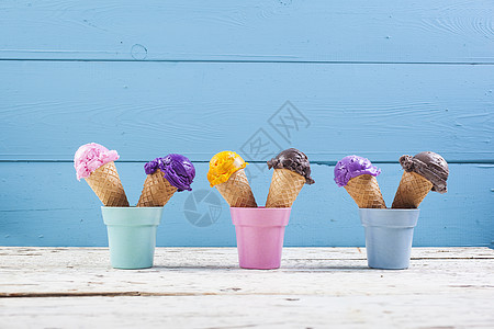 各种蓝色背景的冰淇淋勺锥体巧克力甜点食物粉色胡扯圣代味道橙子茶点图片