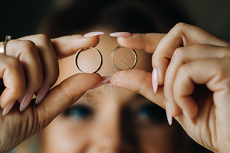 把两个金婚戒指放在你手里 紧紧贴上戒指编织联盟金属珠宝古董订婚结婚恋人设计图片
