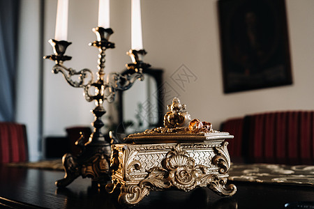 金婚戒指躺在一个古董首饰盒上 结婚戒指用于仪式艺术浪漫珠宝金子设计庆典恋人婚姻联盟珠宝盒图片