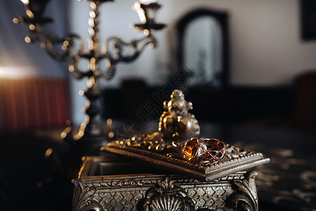 金婚戒指躺在一个古董首饰盒上 结婚戒指用于仪式新娘婚姻夫妻恋人戒指珠宝设计宏观编织金子图片