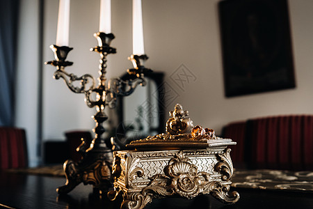 金婚戒指躺在一个古董首饰盒上 结婚戒指用于仪式庆典设计婚姻订婚金子结婚风格联盟艺术装饰图片