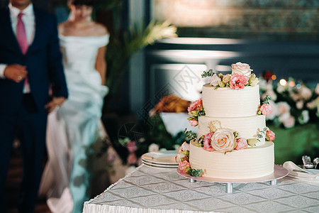 婚礼上最优美的结婚蛋糕分三层桌子花朵烟花装饰品燕尾服接待食物甜点装饰仪式图片