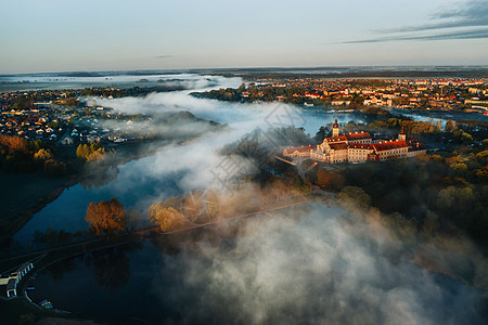 Nesvizh城堡是白俄罗斯Nesvizh的Radziwill家庭住宅城堡 天亮时风景很美旅游吸引力国家石头历史建筑旅行太阳艺术图片
