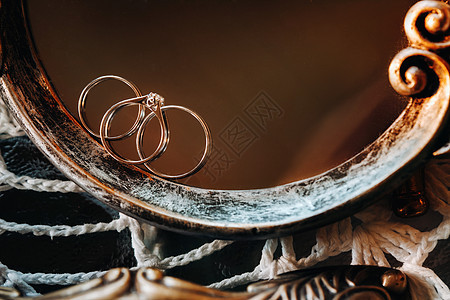 两个结婚金戒指订婚戒指的特写镜头 三个戒指 结婚戒指 婚礼编织浪漫金属首饰恋人仪式新娘古董风格联盟图片