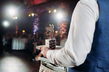 新娘和新郎切了他们的结婚蛋糕 漂亮的蛋糕 有一个切口和可见的馅料 与词爱的婚宴喜饼 婚礼的概念桌子奶油烟花玫瑰女性仪式食物装饰品图片