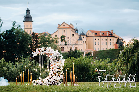 在奈斯维日城堡附近的街上举行婚礼仪式 以月亮的形式献出鲜花来婚姻装饰组织玻璃丈夫文化国家安装报名风格图片