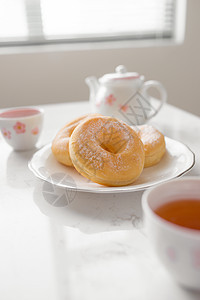古典甜甜圈 早饭吃茶 在家客厅的餐桌上桌子白色食物工作小吃杯子早餐奶油巧克力甜点背景图片