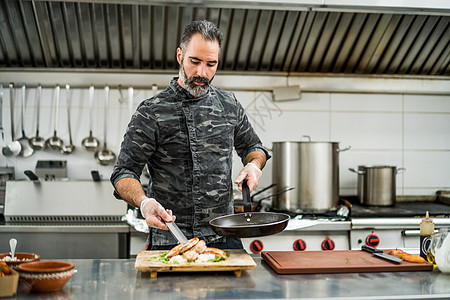 厨房主厨手套餐厅男人平底锅木板艺术胡须食物商业午餐图片