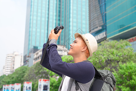 年轻的亚洲旅行背包车在城里玩得开心旅游建筑假期潮人街道天际游客男人夫妻女孩图片