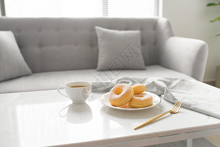 古典甜甜圈 早饭放在家里客厅的桌上桌子咖啡店小吃咖啡蛋糕早餐巧克力糕点食物房间图片