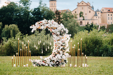 在奈斯维日城堡附近的街上举行婚礼仪式 以月亮的形式献出鲜花来文化装饰奢华玻璃风格安装国家婚姻组织接待图片