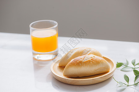 早餐早 有面包和咖啡服务食物桌子橙子房间羊角小吃酒店果汁白色图片