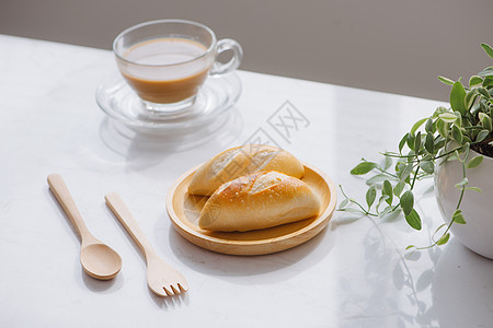 早餐早上早餐 桌上有咖啡和面包图片