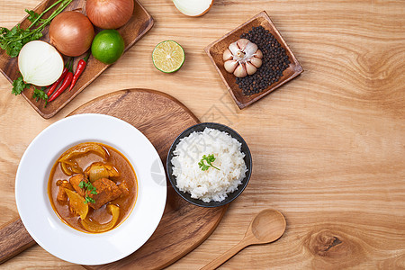 鸡肉咖喱和木本的香料香菜午餐盘子椰子白色食物红色美食图片