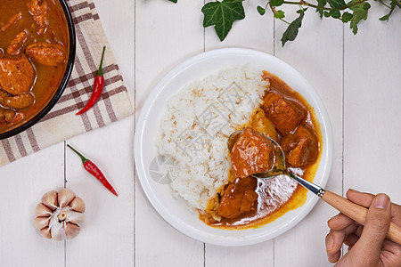 美味和辣味咖喱烤肉 来自印度菜椰子盘子美食红色午餐餐厅辣椒蔬菜草药食物图片