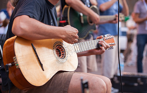 吉他玩家在街头音乐会娱乐艺术家盒子和弦城市吉他英雄乐队观众民间音乐图片