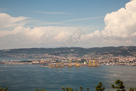 Trieeste 的顶端视图交通起重机港口海湾工业城市码头图片