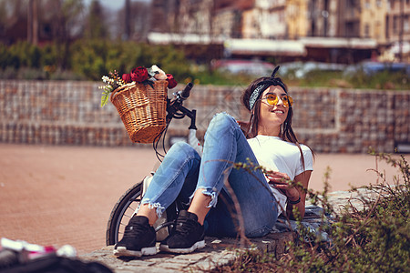 享受夏天在城市太阳篮子阳光乐趣幸福街道水平自行车情感图片