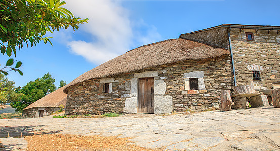 Pallosa 西班牙西北部传统住房干草房子乡村屋顶砖石石墙住宅建筑学广场图片