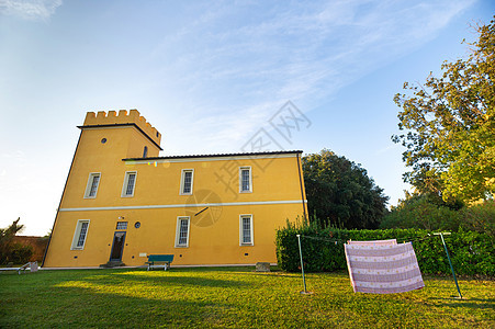 意大利托斯卡纳地区古老的黄色大别墅旅游公园旅行建筑地标城堡历史博物馆庄园房子背景图片