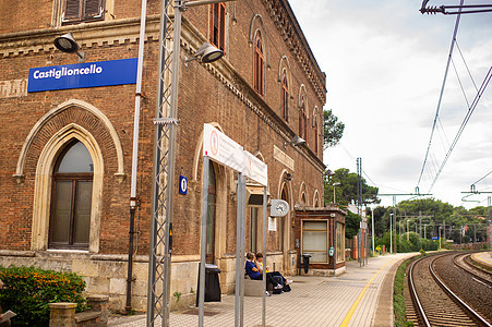 2018年10月10日 意大利托斯卡纳Livorno的 利古里海沿岸一个老村庄的一个旧火车站车站海岸运输国家旅游建筑学旅行社论游图片