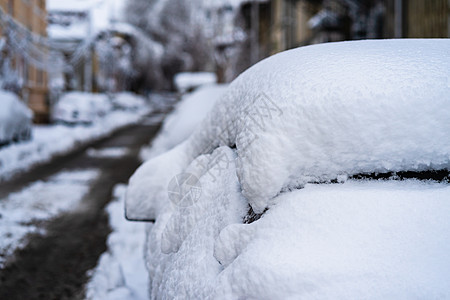 汽车上覆盖着今年第一场雪的积雪 冬天的概念 停在街上的雪车 厚厚的雪降雪公园森林气候车辆城市暴风雪街道风暴阳光图片