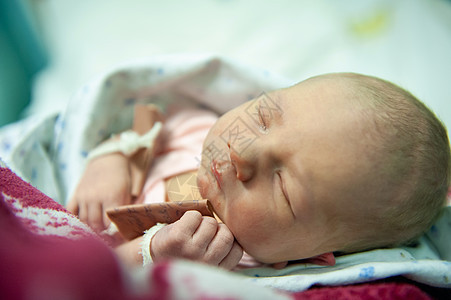 新生儿出生第一天在妇产医院分娩时 即为新生儿男生医院手指女孩孩子们孤独婴儿身体女儿说谎图片