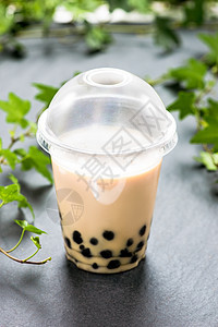塑料杯中装有牛奶和木薯珍珠的泡泡波巴茶饮料液体味道玻璃棕色冰镇咖啡奶油波霸稻草图片