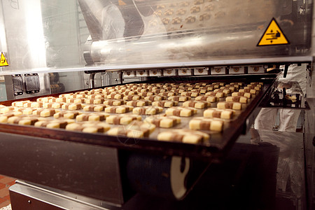 工厂里做饼干的机器产品工作食物工人输送带自动化面包机械机器人商业图片