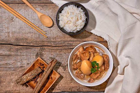 越南的焦糖猪肉和硬煮鸡蛋 在椰子水中结晶节日食物腹部午餐白色红色图片