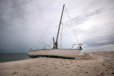 灰色天空覆盖着喀姆山口海岸的一艘沉船幽灵海洋帆船破坏海岸线图片