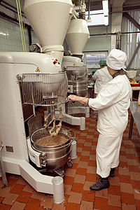 在工厂的一家工业冲洗机里 做饼干面团的过程自动化金属处理器生产烹饪器具活动糖果面粉混合器图片