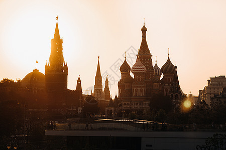 俄罗斯莫斯科日落时 克里姆林宫在红广场的塔台中心旅游街道雕塑圆顶纪念碑历史建筑建筑学寺庙图片