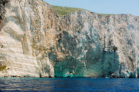 希腊Zakynthos岛纳瓦吉奥湾附近的一个岩石海滩树木海岸石头蓝色旅行海景爬坡海洋旅游支撑图片