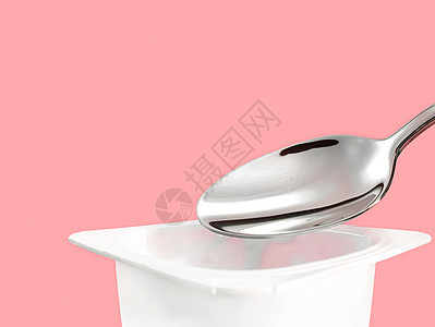 粉红背景的酸果杯和银勺 含酸奶霜的白色塑料容器 用于健康饮食和营养平衡的新鲜奶制品早餐乳糖小吃杯子奶油产品牛奶茶点勺子甜点图片