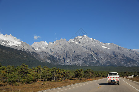 位于中国日南玉龙雪山国家公园的杰德龙山路石头风景游客民间商业旅行名胜场地旅游运输图片