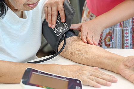 在家检查年长母亲的女婴血压高血压服务皮肤老年医师照顾者女性医生女儿药品医院图片