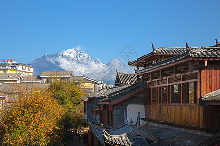 来自中国日南李江古城的玉儿龙雪山风景蓝色民间建筑学名胜旅行店铺文化木头商业图片