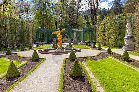 德国巴伐利亚林德霍夫宫部分公园的喷泉和雕塑 位于德国巴伐利亚花园地标蓝色景点晴天城堡童话风格住宅雕像图片