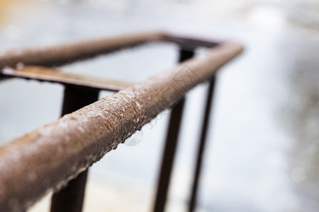 雨水中带水的金属护栏图片