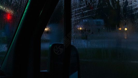 晚上车侧窗边有雨滴城市街道玻璃安全日落天气镜子汽车反射运输图片