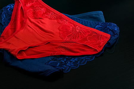 蓝色和红红色女人的蕾丝内裤配饰服装棉布纺织品衣服白色裤子织物女性图片