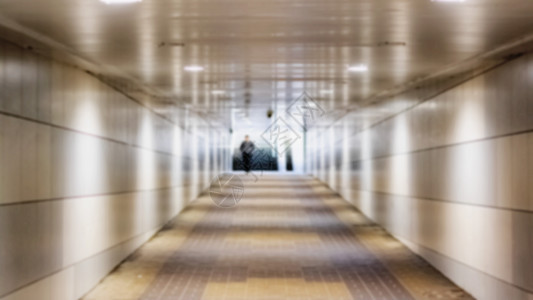 出口隧道地下通道和楼梯 阳光下 背景模糊图片