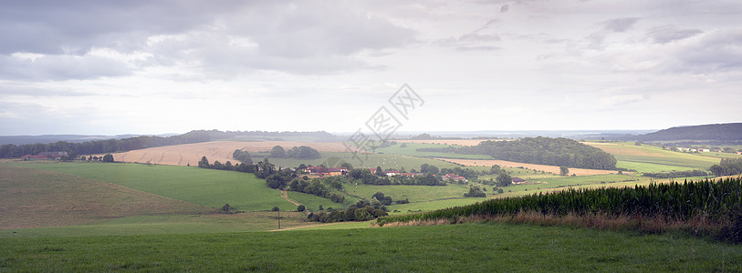 Charleville附近法语Ardennes村的绿色草地和村庄 夏季乡村景观国家天空季节场地场景山坡玉米收成农场风景图片