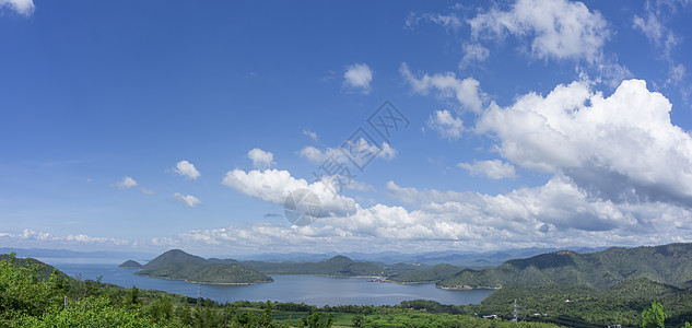 泰国斯里纳卡林储藏所周围的清蓝天空白云 树木和天然草木水库乔木蓝天逆转池塘植物地平线森林场地蓝色图片