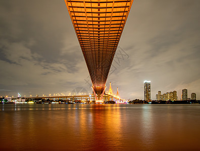 在天上阴云的一天 奥龙在河桥下点亮了灯光 泰国大桥图片