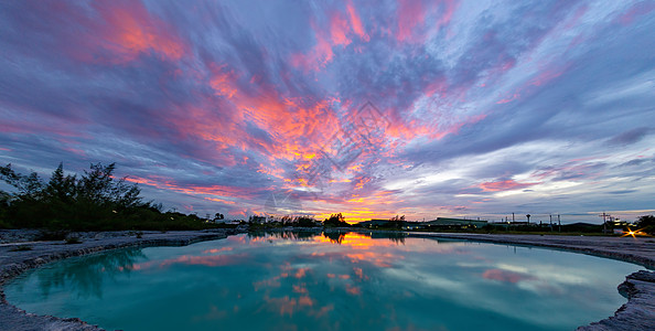 日落之后的天空在绿绿池塘上方 斯特拉托库穆卢斯和阿尔托斯特拉图斯云层图片
